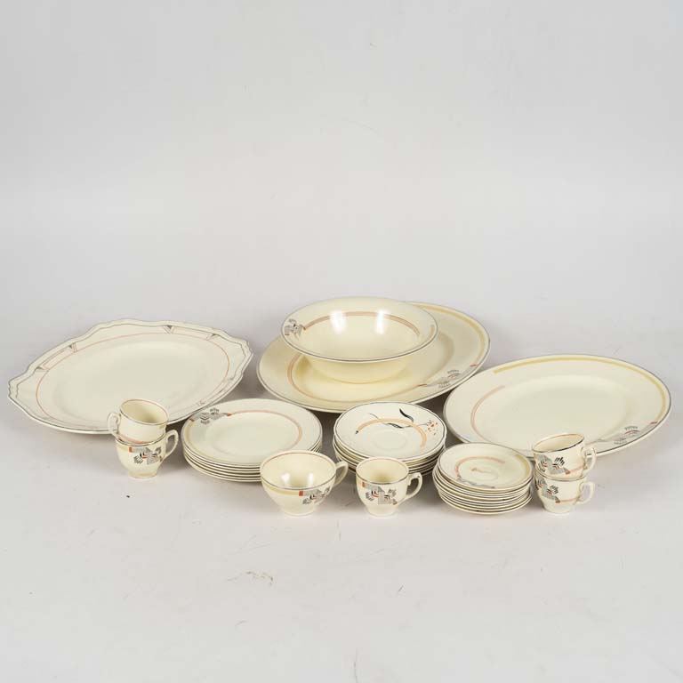 30 Piezas de loza inglesa, diferentes sellos: Woods Ivory Ware (27 piezas), Alfred Meakin (fuente lobulada) y Cream petal Grindley (2 platitos lobulados). Fondo beige con dibujos lineales. Platitos craquelados y con detalles en el borde plateado. Un platito con fisura y otro con avería. - Medidas: Fuente oval 32 x 40cm