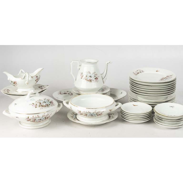 37 Piezas de loza francesa CFH/GDM. Motivo flores, borde dorado (gastado). Guisera sin tapa, un platito con manchas, un plato con fisura y 4 con cascaduras. Plato para masas con cascadura - Medidas: Plato de postre 20cm
