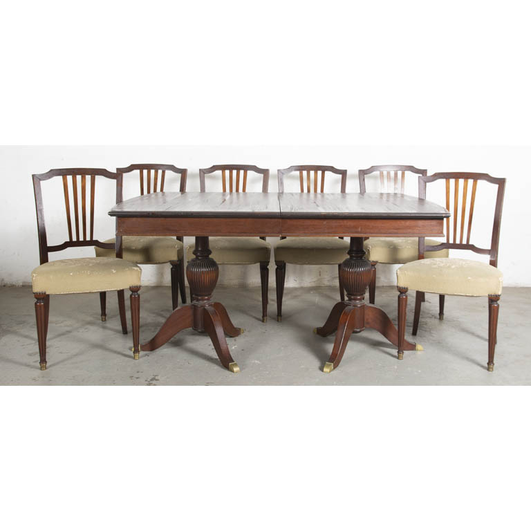 Mesa de comedor inglesa con tabla y seis sillas. Mesa tudor con dos patas trípode y regatones de bronce. Sillas con asientos tapizados en gobelino floral. Asientos con averías (para retapizar) y con detalles en el lustre. Tapa de la mesa rayada y con detalles en el lustre. - Medidas: 150 x 106 x 77cm