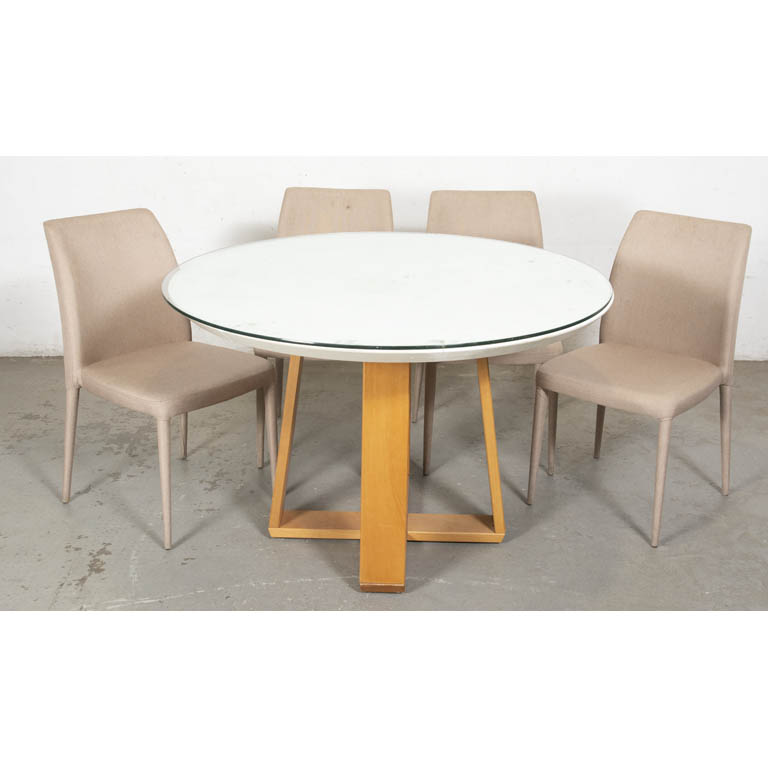 Mesa circular de comedor y cuatro sillas enteramente tapizadas. Mesa con: patas de madera, tapa laqueada y con vidrio superior. Tapa manchada y detalles en el lustre de las patas. Tapizados manchados. - Medidas: 120 x 79cm