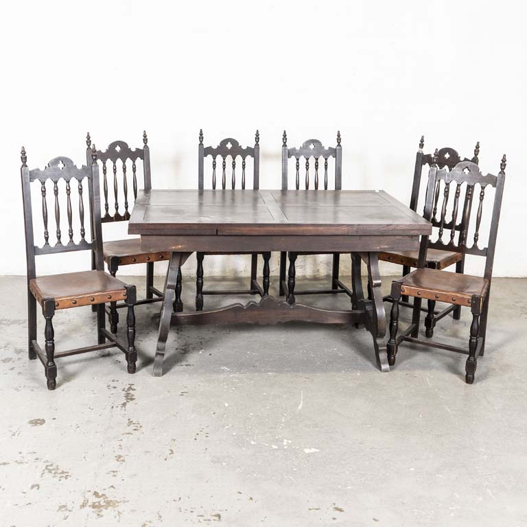 Mesa de comedor española tiré y seis sillas. Asientos de suela. Asientos manchados. Puntero de una silla con avería. Tapa manchada y detalles en el lustre - Medidas: 140x86x78cm