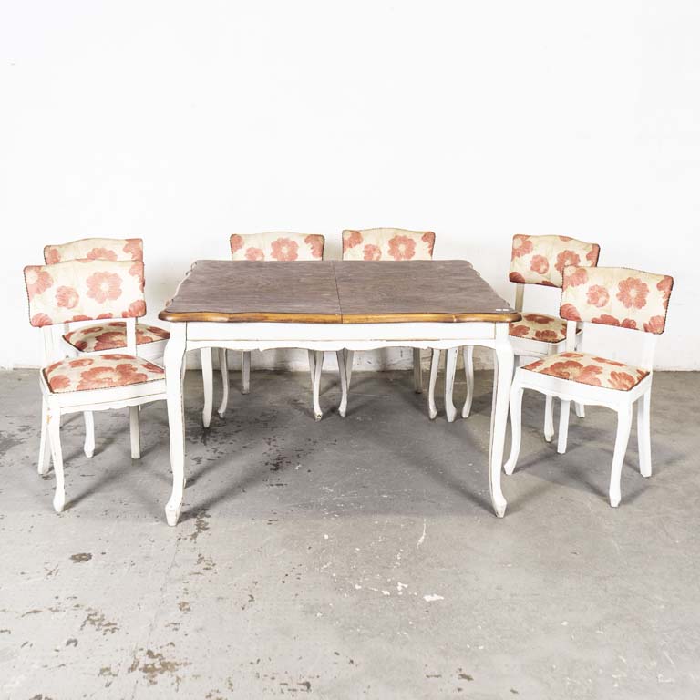 Mesa de comedor francesa con tabla y seis sillas. Terminación blanca, tapizados en tela floreada con tachas. Mesa con patas desencoladas. sillas flojas y para retapizar (tapizados manchados y descoloridos). Varios detalles en la pintura. - Medidas: 123x104x77cm
