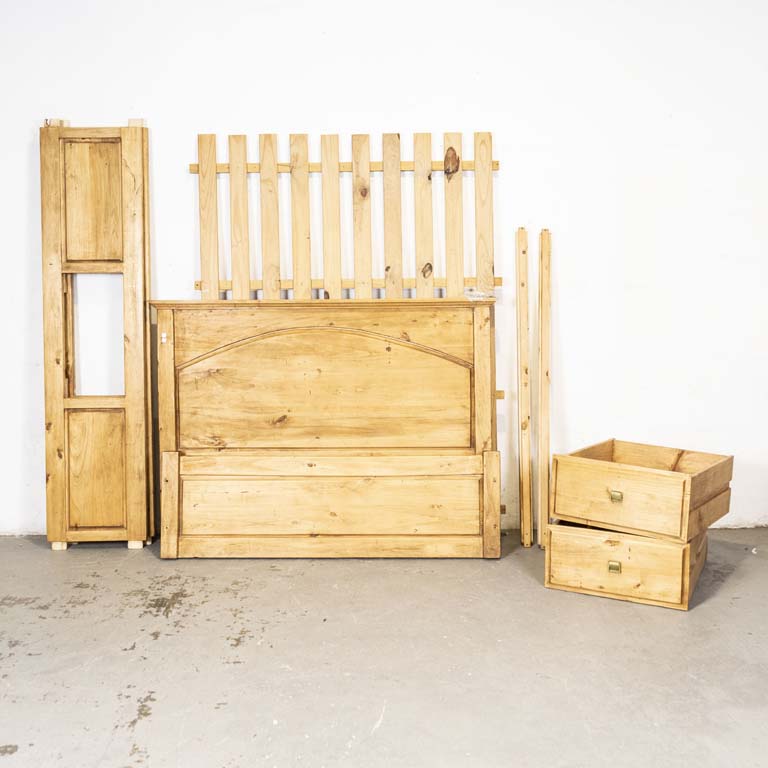 Cama rústica, de dos plazas en pino, con dos cajones inferiores. Mínimo detalle en el respaldo, encastre de un larguero con avería. No se armó, se remata a la vista. - Medidas: Respaldo: 173 x 126 Largueros 205cm