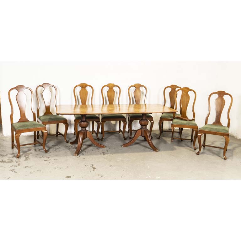 Mesa de comedor y ocho sillas, estilo Chippendale. Mesa con tapa suelta y dos patas trípode. Sillas con asientos tapizados en pana verde. Una silla con pata suelta (avería). Detalles en el lustre. - Medidas: 195 x 92 x 71cm