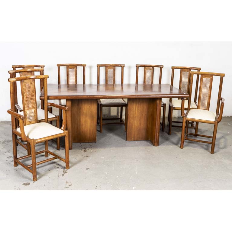 Mesa de comedor con seis sillas y dos butacas. Con asientos tapizados y respaldos esterillados. Tapa de la mesa con enchapado fisurado y manchado. Tapizados para limpiar. - Medidas: 180x79x74cm