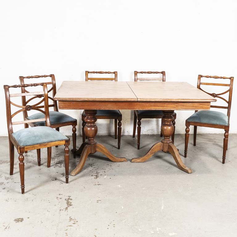 Mesa de comedor inglesa y cinco sillas. Mesa con patas trípodes. Sillas Sheraton con asientos tapizados. Sillas un poco flojas con tapizados para limpiar. Detalles en el lustre. - Medidas: 150x105x83cm