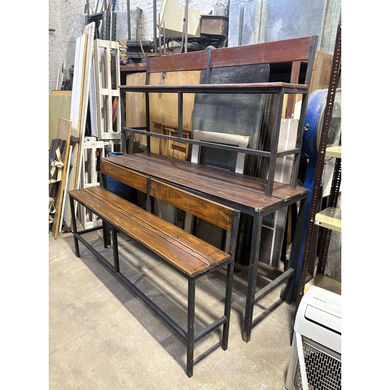 Mesa patas de hierro, tapa madera, detalle raspón (200 x 65 x 102 cm.); y 2 bancos patas de hierro y tapa madera, algún detalle (189 x 35 x 102 cm.)