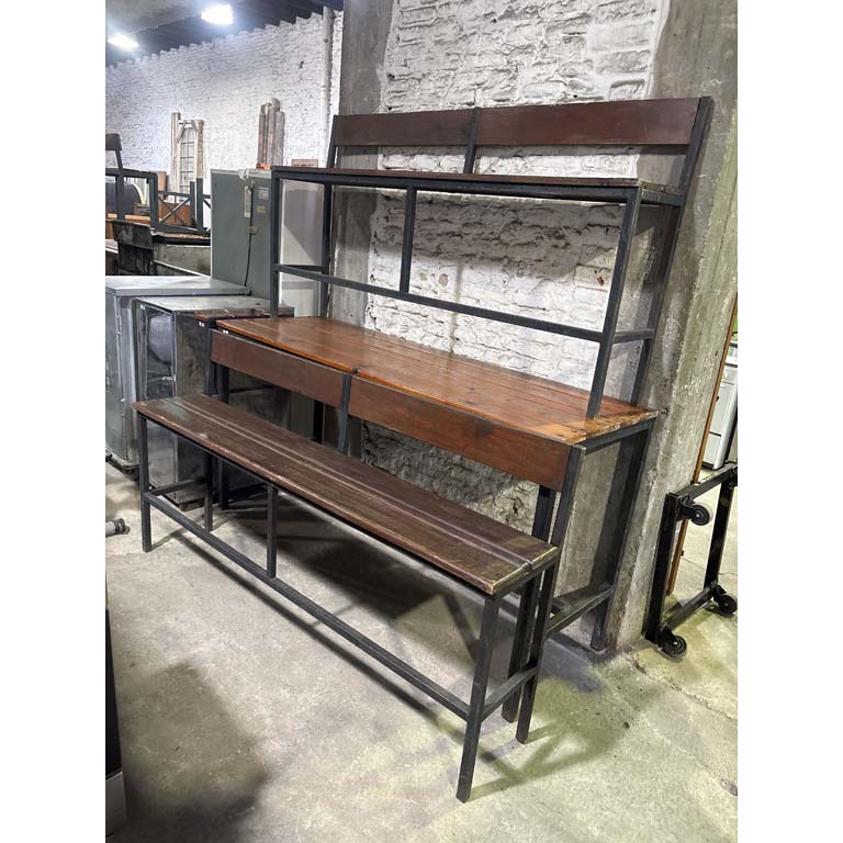 Mesa patas de hierro y tapa madera (200 x 65 x 103 cm.); y 2 bancos de hierro y madera (189 x 35 x 102 cm.), tienen detalles, falta algún tornillo de madera