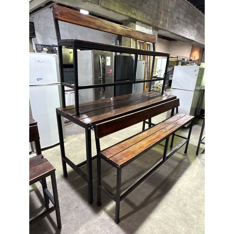 Mesa patas de hierro tapa madera, 1 madera suelta y avería (200 x 64 x 103 cm.); y 2 bancos de hierro y madera, con detalles (190 x 32 x 100 cm.)