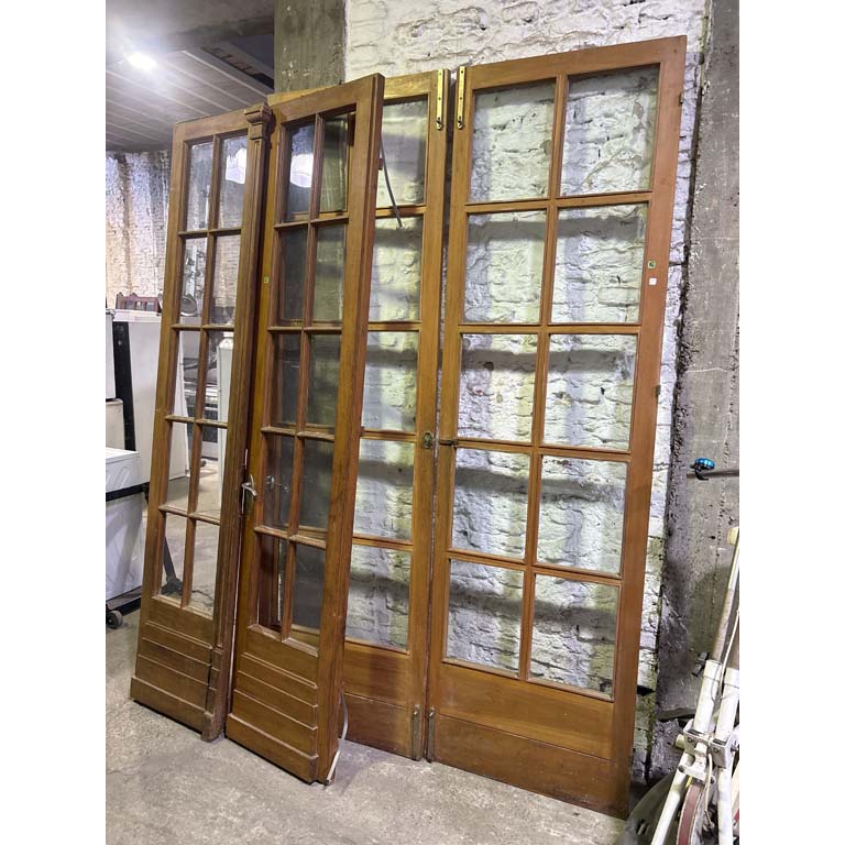 2 Puertas de madera y vidrio 2 hojas cada una, sin marco, (1 de 107 x 240 cm. le faltan los vidrios, y otra de 146 x 246 cm., le falta 1 vidrio)