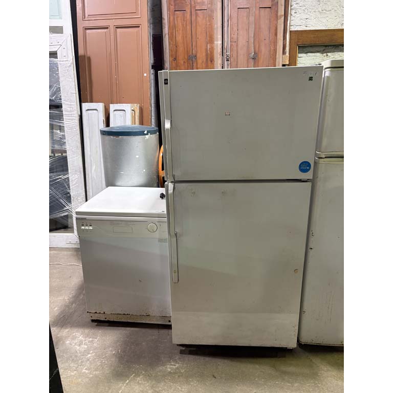 Heladera frío seco marca General Electric, detalles de pintura, funciona (75 x 74 x 163 cm.); y lavavajillas Fregiedaire, prende, no se probó, con detalles de óxido (59 x 60 x 86 cm.)