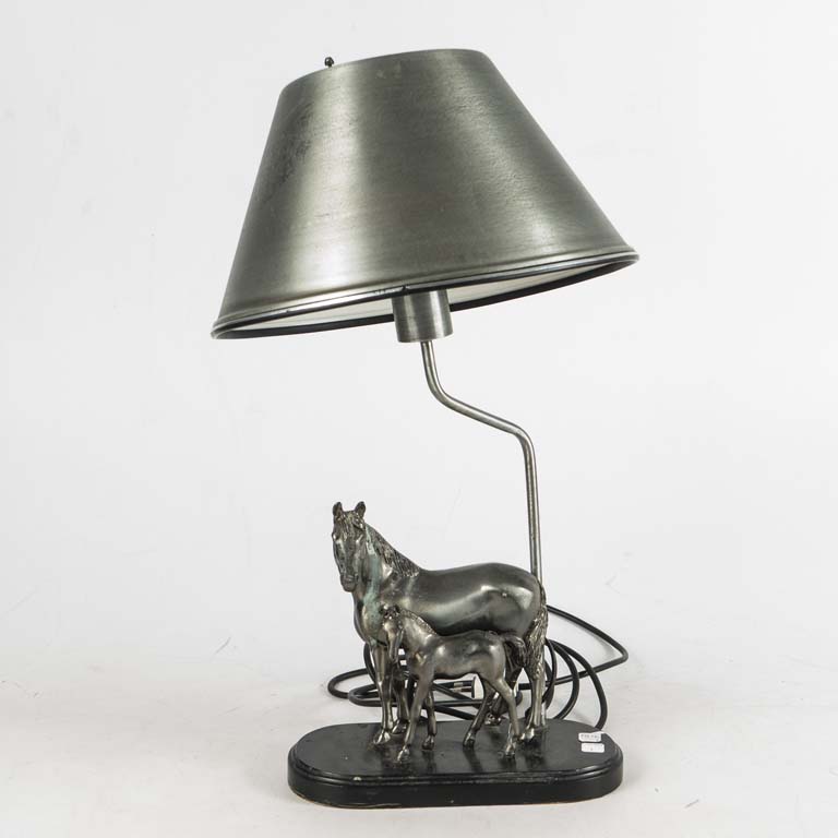 Lámpara de sobremesa una luz, figuras caballo sobre base de madera. Detalles en la base. No se probó, puede tener faltantes y detalles. El lote se vende a la vista, sin reclamos. - Medidas: 28x13x59cm