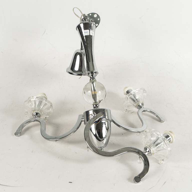 Araña de metal y vidrio con 3 luces. Con detalles en los soportes. No se probó, puede tener faltantes y detalles. El lote se vende a la vista, sin reclamos. - Medidas: 51 x 55cm