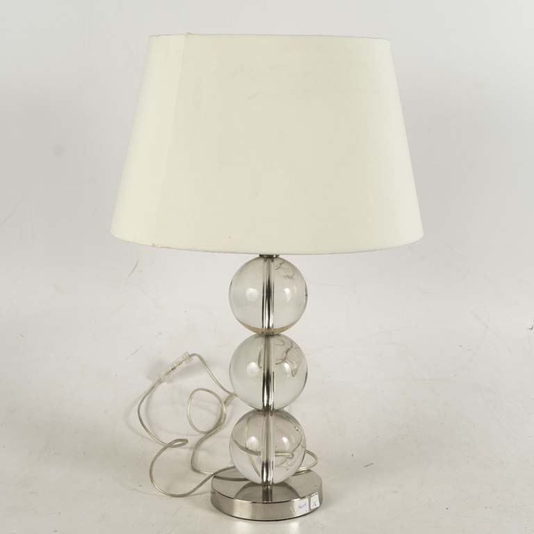 Lámpara de sobremesa de una luz, de vidrio base de metal cromado. No se probó, puede tener faltantes y detalles. El lote se vende a la vista, sin reclamos. - Medidas: 30x61cm