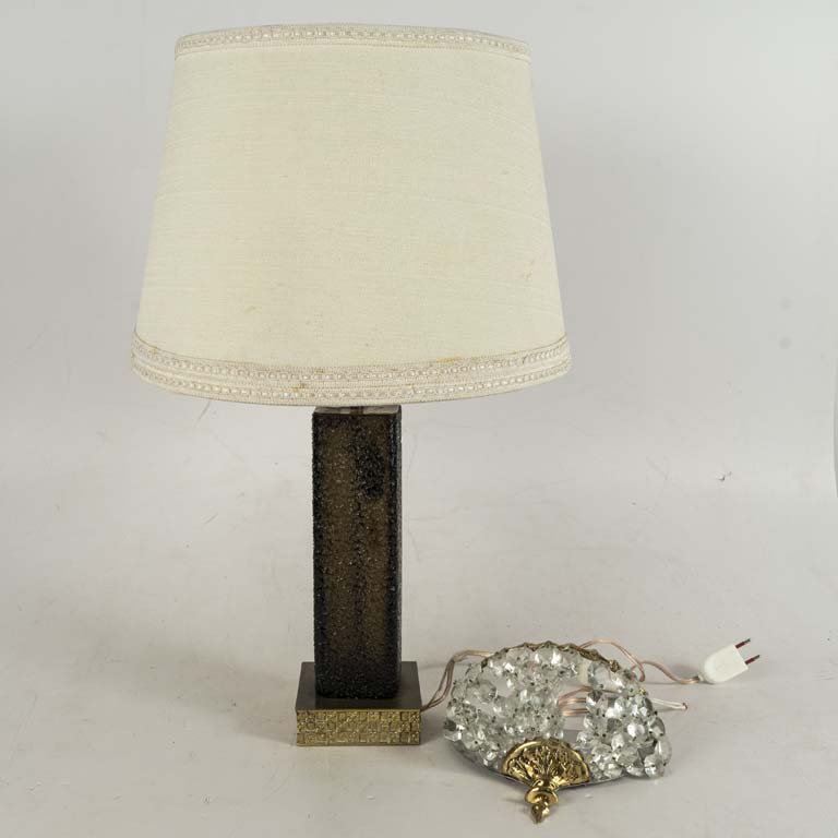 Lámpara de vidrio y bronce y aplique de pared de bronce con caireles. No se probó, puede tener faltantes y detalles. El lote se vende a la vista, sin reclamos. - Medidas: 31x63cm