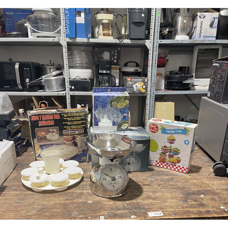 Balanza de cocina, flaneras para microondas, soprte para muffing y hervidor de huevos. No se probó, puede tener faltantes. El lote se vende a la vista sin reclamos.