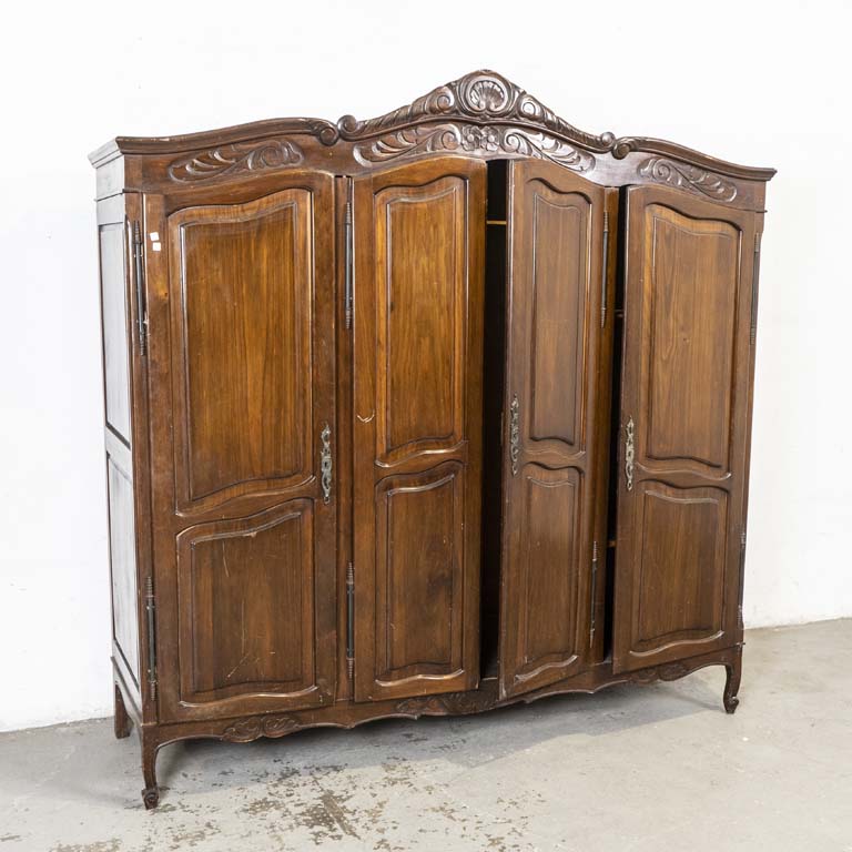 Ropero provenzal tallado, de cuatro puertas. Interior con cajones y cofre con puertas sueltas. Avería en la esquina de una puerta. Detalles en el lustre. - Medidas: 200 x 60 x 205cm