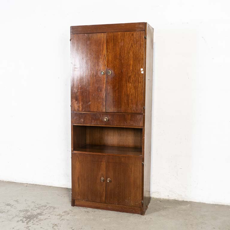 Aparador de cuatro puertas, cajón y estante. Averías en el enchapado a nivel de zócalo. Faltan tiradores, detalles en la madera y detalles en el lustre. - Medidas: 80 x 43 x 195cm
