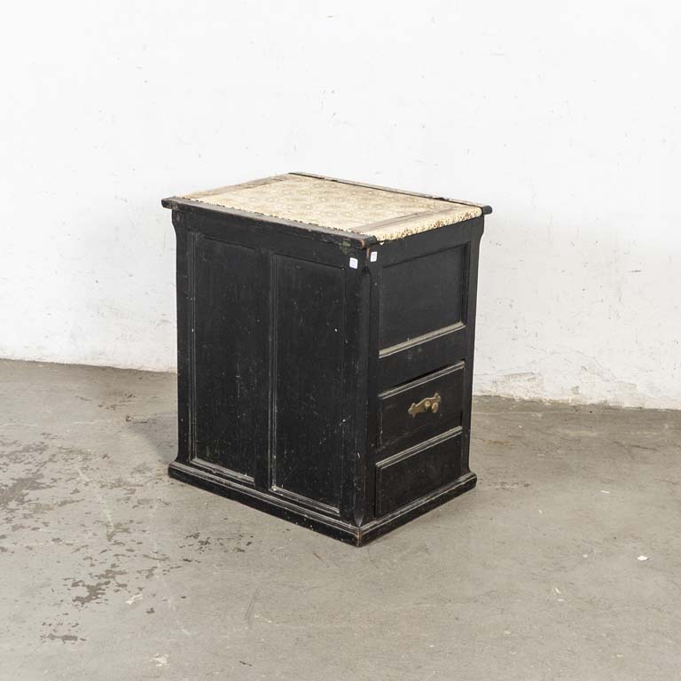 Mueblecito baúl de doble frente. Un frente con dos cajones, otro frente con un cajón. Tapa con papel adhesivo manchado y con avería en la madera. Detalles en la madera y en la pintura. - Medidas: 44 x 56 x 66cm