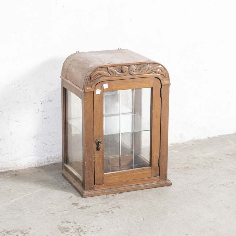Vitrina de colgar tallada con una puerta de cristal y laterales de vidrio. Interior con espejo (manchas en el azogue). Detalles en la madera y en el lustre. - Medidas: 41x32x58cm