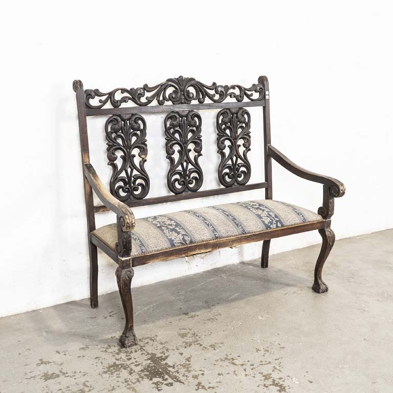 Sofá de dos cuerpos reina Ana, en roble. Respaldo alto tallado y asiento tapizado. Para retapizar, tapizado desfondado y con desgaste. Madera con detalles y para lustrar. Posabrazos flojo. - Medidas: 131x54x126cm