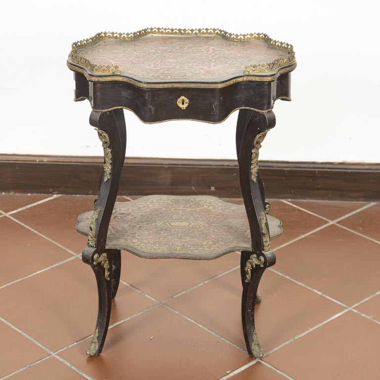 Costurero oval Napoleón III Boulle en madera ebonizada, cuerpo lobulado, aplicaciones de bronce, tapa levadiza, interior con espejo - Medidas: 45x31x63cm