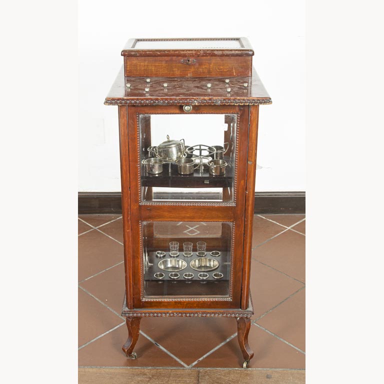 Vitrina inglesa en caoba, vidrios biselados, 1 puerta, interior con estantes abatibles, con accesorios de metal y vidrio, incompletos. Detalles en el lustre - Medidas: 42x41x84cm