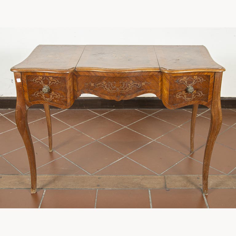 Tocador Luis XV en caoba, marqueterie flores, tapa levadiza, interior con espejo, 2 cajones, tiradores de bronce, detalles en el enchapado - Medidas: 105x51x75cm