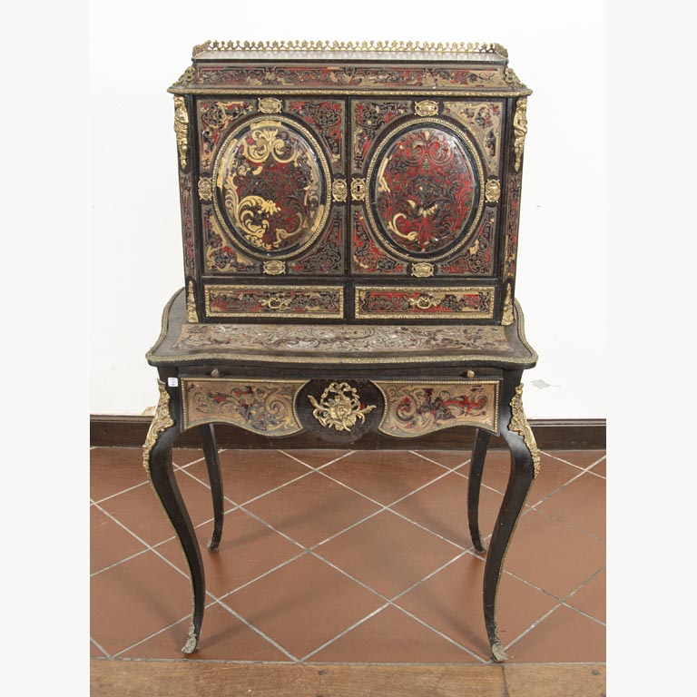 Bonheur ju jour Napoleón III Boulle, en madera ebonizada, aplicaciones de bronce, 1 cajón y bandeja extraíble; alzada con 2 puertas y 2 cajones. Varios detalles en los bronces - Medidas: 77x44x130cm