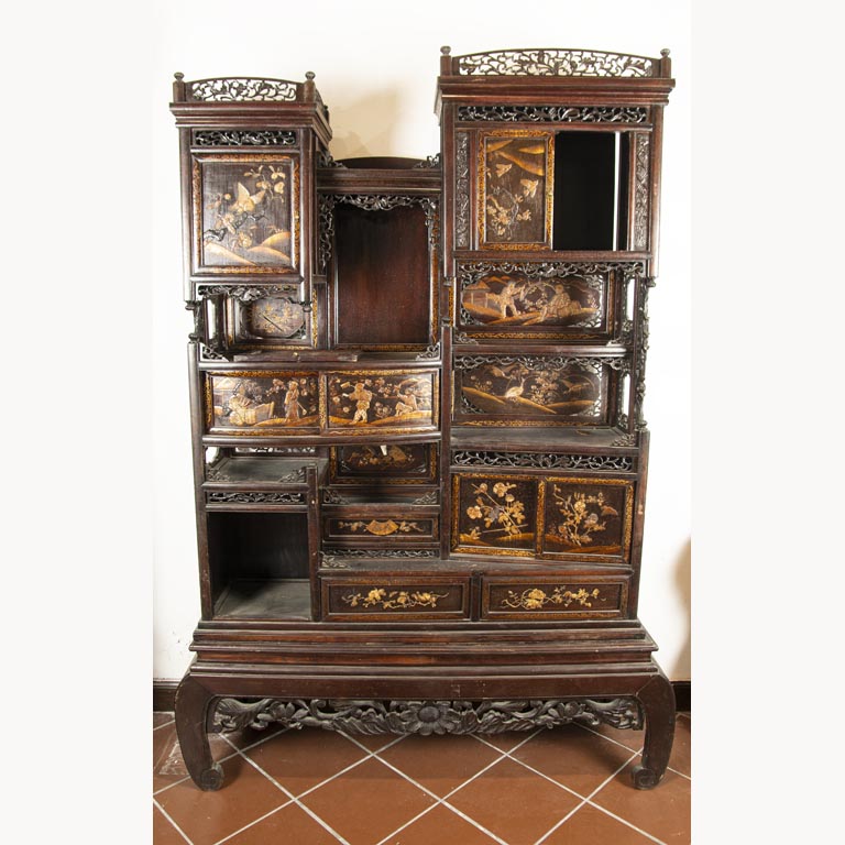 Mueble chino en madera laqueada y tallada, aplicaciones de hueso, marfil y pasta, relieve personajes, aves y flores, estantes, cajones, puertas corredizas y plegables. Tiene faltantes de piezas - Medidas: 146x41x215cm