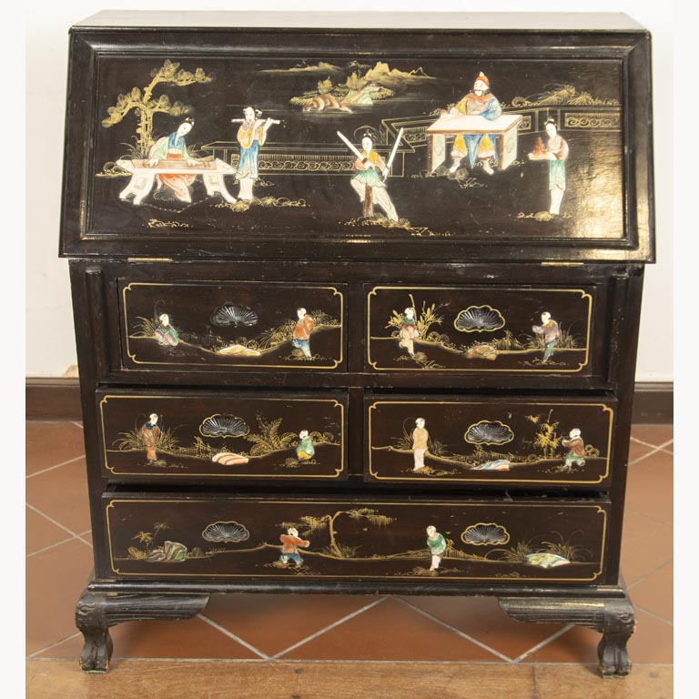 Secretaire chino en madera ebonizada, aplicaciones de piedra y pasta, decorado paisajes y personajes, 5 cajones y tapa de volcar - Medidas: 91x40x87cm