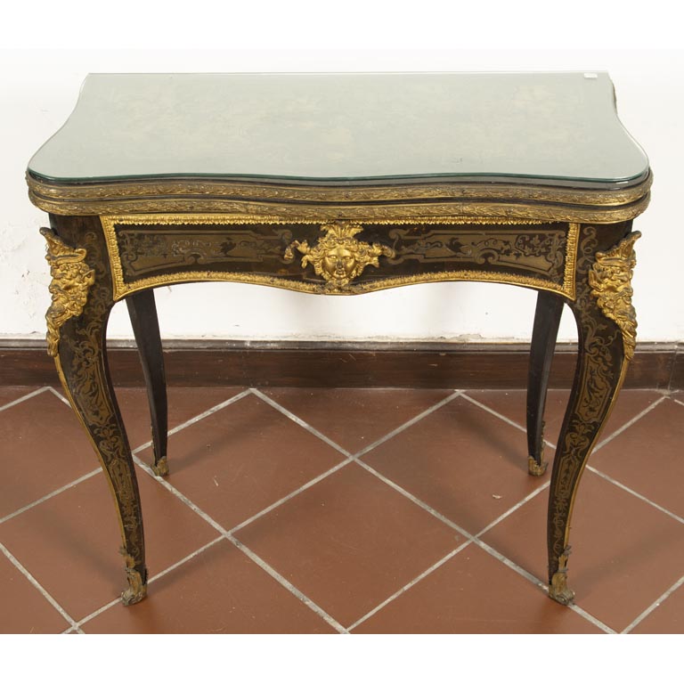 Mesa de arrimo Napoleón III Boulle, en madera ebonizada, aplicaciones de bronce, figuras, tapa en forma de libro. Detalles en la madera y los bronces - Medidas: 81x40x78cm
