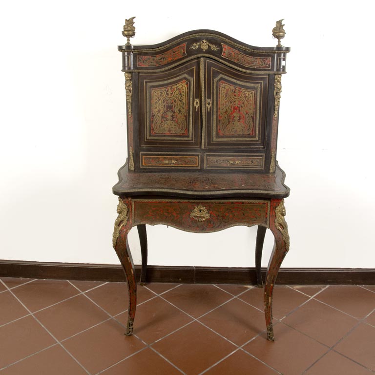 Bonheur du Jour Napoleón III Boulle, en madera ebonizada, aplicaciones de bronce, 1 cajón, alzada con 2 puertas y 2 cajones, detalles en la madera y los bronces - Medidas: 80x52x143cm