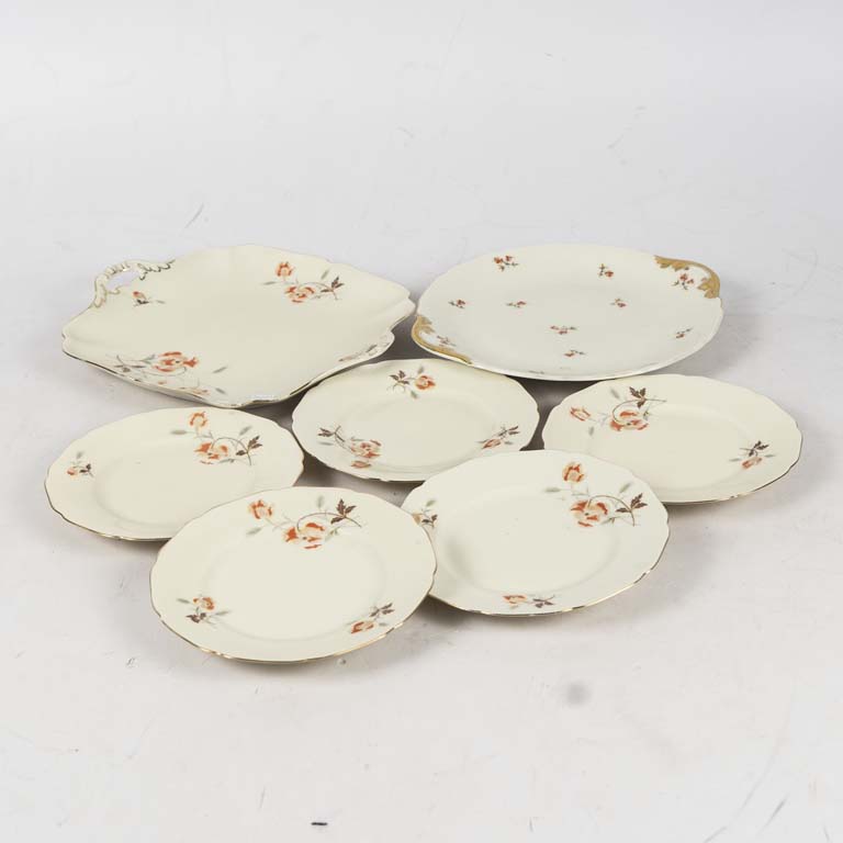 7 Piezas de lunch y una fuente porcelana alemana Hutschenreuther fondo beige, decorado flores con borde lobulado. Un plato de lunch con cascadura. - Medidas: Plato lunch: 19cm