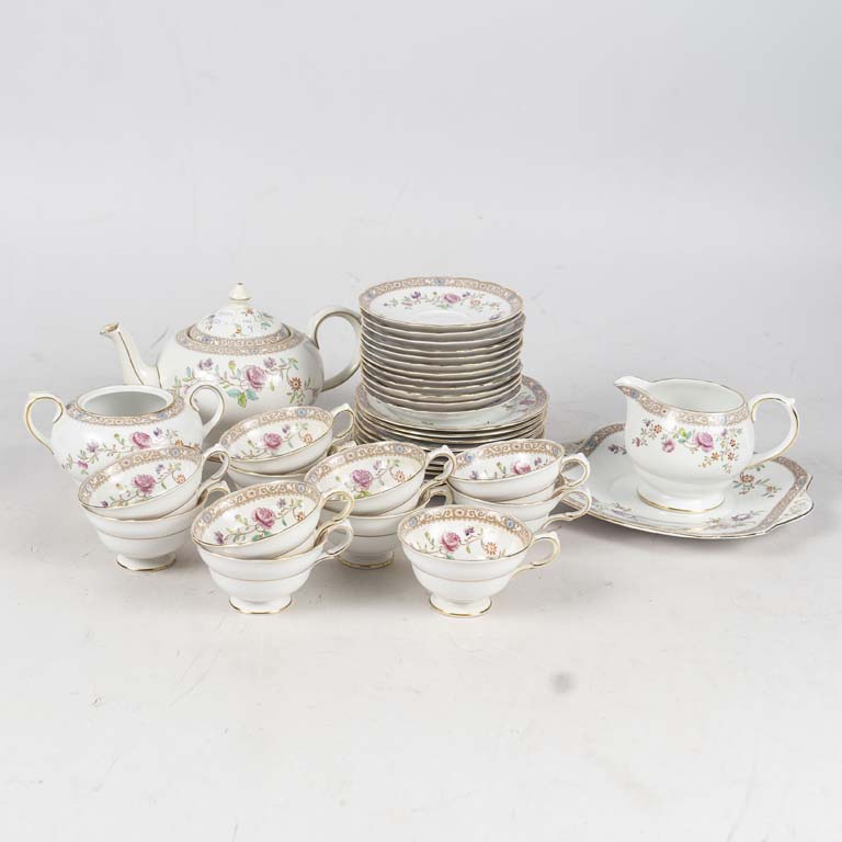 38 Piezas juego de té de loza inglesa Grosvenor China, fondo blanco decorado flores. Azucarero con fisura, sin tapa y taza con avería en la base. Una taza con cascadura. - Medidas: Taza de té: cm