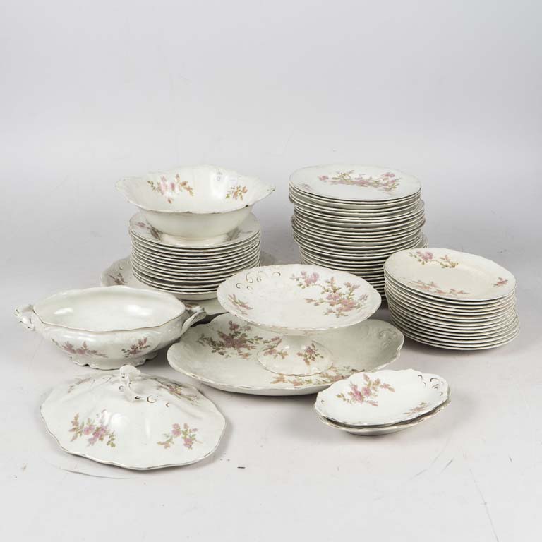 62 Piezas de loza inglesa Johnson Bros, decorado flores con borde dorado. 5 platos llanos con cascadura, centro con cascadura, guisera sin tapa y una tapa suelta. Piezas manchadas y craqueladas. - Medidas: Plato postre: 20cm