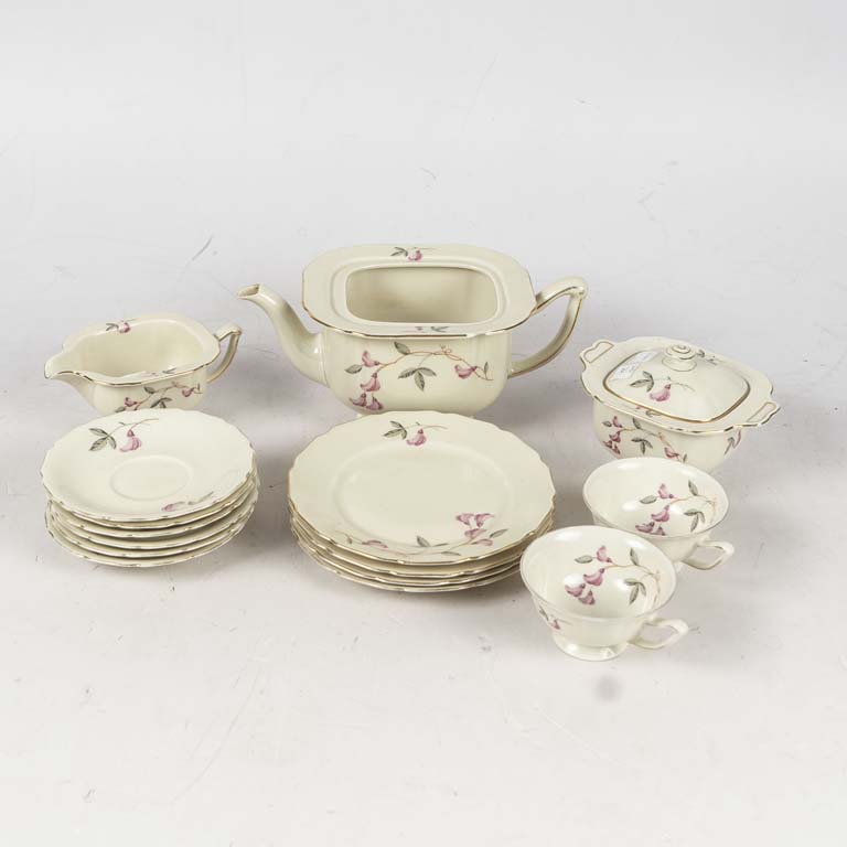 15 Piezas de porcelana Bavaria Thomas Ivory, fondo beige con borde dorado. Tetera sin tapa y con cascadura, 3 platos de té con cascadura. Borde dorado con desgaste. - Medidas: Azucarero: 17x7cm