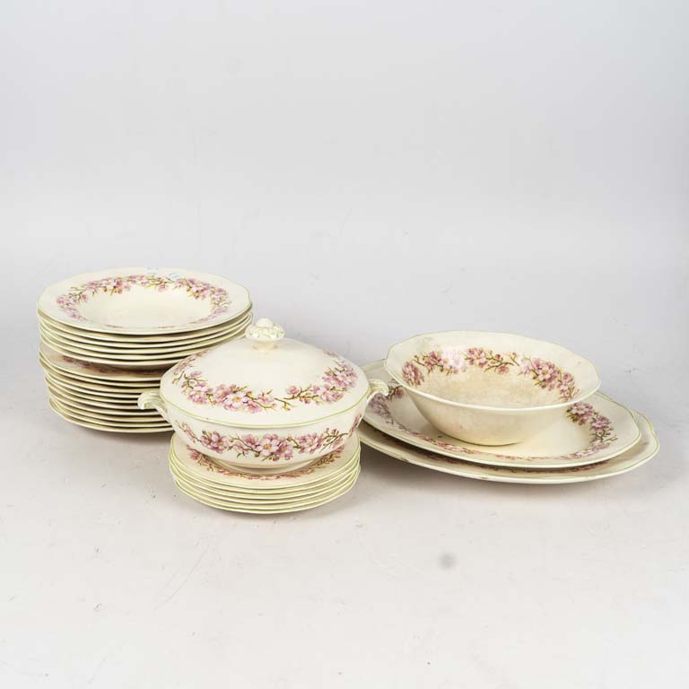 26 Piezas de loza inglesa Wedgwood and Co, Blossom Time, decorado flores con borde lobulado color verde. Fuente con cascadura y alguna pieza craquelada. - Medidas: Plato de lunch: 20cm