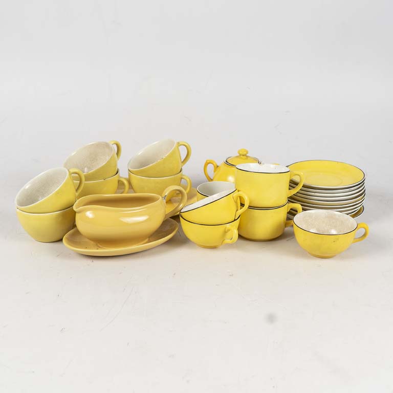 17 piezas de ceramica holadesa amarilla y borde negro y 7 piezas de otro sello. Tapa del azucarero con avería, tazas holandesas con cascaduras (una fisurada), otras tazas también con cascaduras y fuente oval cascada. - Medidas: Taza: 10x6cm