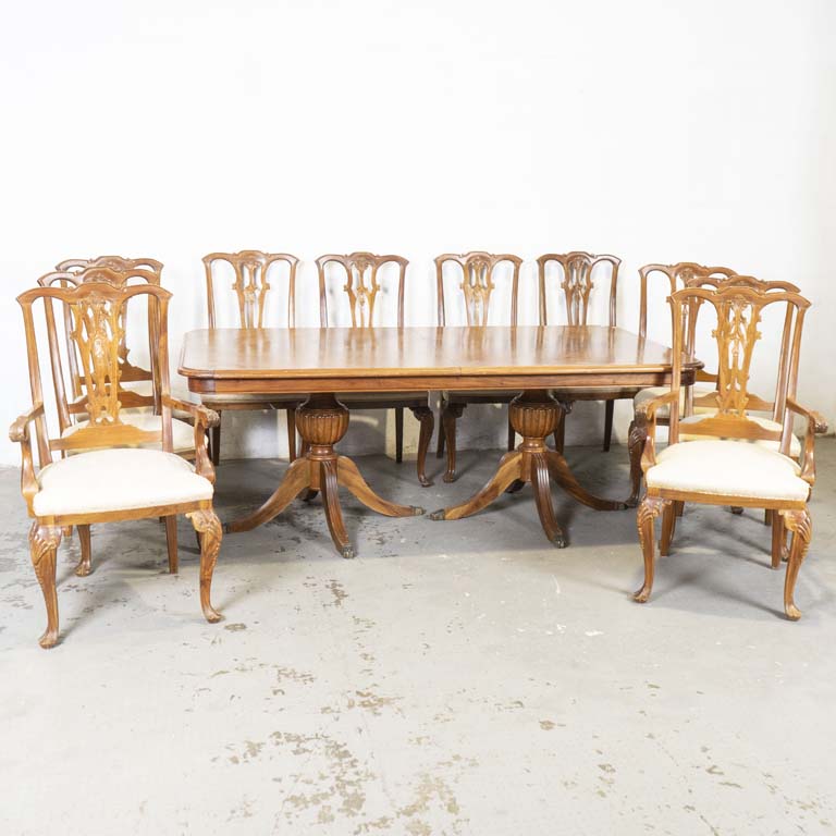 Mesa de comedor inglesa, con ocho sillas y dos butacas. Mesa con dos pies centrales trípodes y regatones "garras" de bronce. Asientos para retapizar: tapizados con averías y detalles. Detalles en la madera y en el lustre. - Medidas: 201 x 110 x 77cm