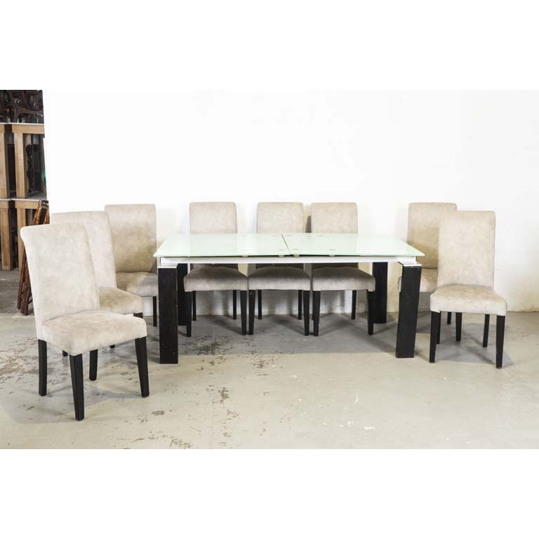 Mesa de comedor (con tabla de madera interior) y ocho sillas tapizadas. Mesa con tapa de vidrio, base de madera y metal. Mesa con patas flojas, detalles en la madera y en el metal. Sillas con tapizados manchados y detalles en el lustre. - Medidas: 182 x 100 x 74cm