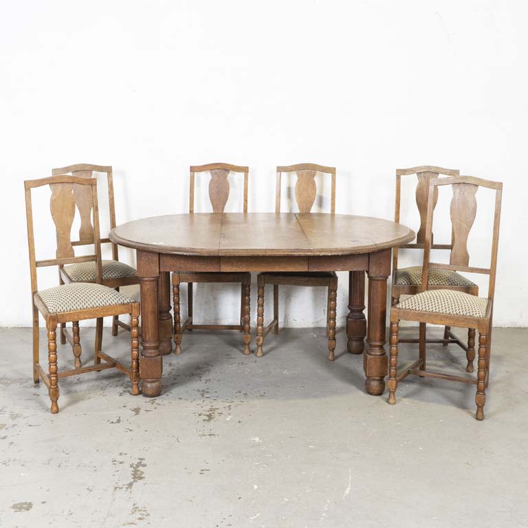 Mesa de comedor con tabla y seis sillas, en roble. Tapa manchada, tapizados para limpiar y varios detalles en el lustre. Sillas un poco flojas. - Medidas: Con tabla: 150 x 109 x 76cm