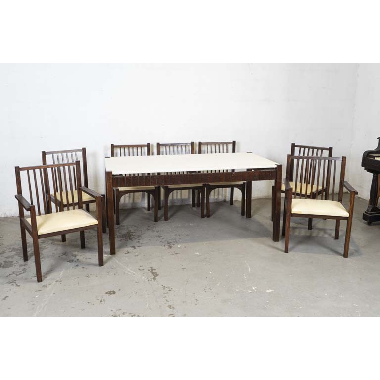 Mesa de comedor, con cinco sillas y dos butacas. Mesa con tapa de mármol y sillas con asientos tapizados en cuerina. Mármol con detalles. Algunas sillas flojas con tapizados manchados. Detalles en el lustre. - Medidas: 159z80x76cm