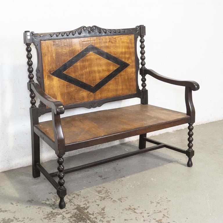 Sillón inglés de dos cuerpos. Estructura floja, falta almohadón del asiento. Detalles en el enchapado del respaldo y del asiento. Madera con detalles en el lustre. - Medidas: 124x59x112cm