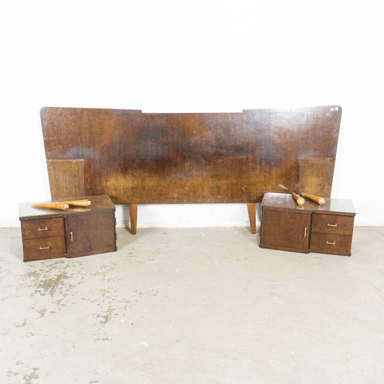 Respaldo para cama de dos plazas, con mesas de luz para acoplar. Mueble para armar. Cada mesita con: dos patas, dos cajones y puerta. Falta regatón metálico. Detalles en el lustre. - Medidas: 212x90cm