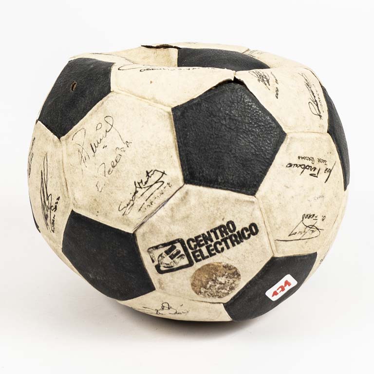 Pelota de fútbol promocional de Centro Electrico con firmas impresas de jugadores del plantel de Italia 90 entre las que se destacan:Ruben Sosa, Carlos Aguilera, Santiago Ostolaza y Hugo De León entre otros. (Ala vista con detalles)