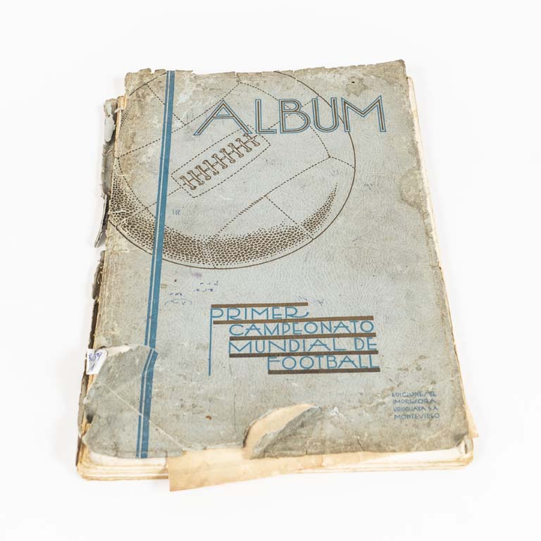 Álbum Primer Campeonato Mundial de Football - Montevideo julio de 1930, publicación dirigida por Arturo Carbonell Debali bajo el contralor de la Asociación Uruguaya de Football, ejemplar N° 1136 de un tiraje de 3000 de la 1era edición.
