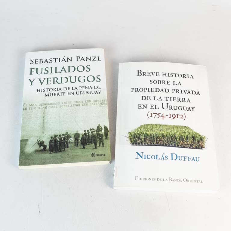 2 libros: Breve historia sobre la propiedad privada de la tierra en el Uruguay (1754-1912) por Nicolás Duffau y Fusilados y verdugos historia de la pena d emuerte en el Uruguay por Sebastián Panzl