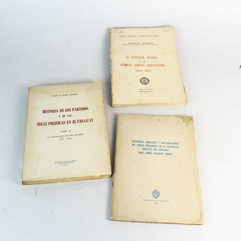 3 libros: La diputación oriental a la asamblea general constituyente 1814-1815 por Agustín Beraza, Historia de los partidos y de las ideas políticas en el Uruguay tomo II La definición de los bandos (1829-1838) y Discursos, mensajes y declaraciones del señor presidente de la Repùblica Oriental del Uruguay Don Jorge Pacheco Areco.