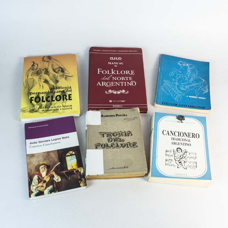 6 libros: Cancionero tradicional Argentino, Teoría del folclore, Antología pernambuco do Folclore, Cuentos Gauchescos, Folclor Costarrisense y Manual del folclore del norte argentino.
